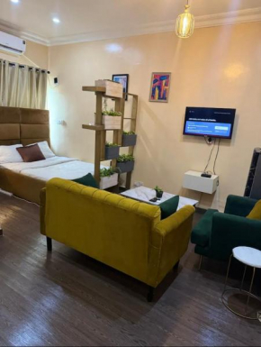 Cozy studio unit in lekki phase 1 - Kitchen, 24-7 light, wifi, Netflix